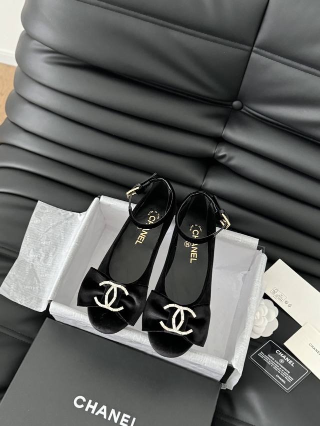 Chanel 24K走秀款玛丽珍单鞋 简约又不失甜美俏皮！ 鞋头经典拼色简约易搭，搭配一字带更加跟脚。 内里羊皮 真皮大底 Size:35-39 其他码数定做
