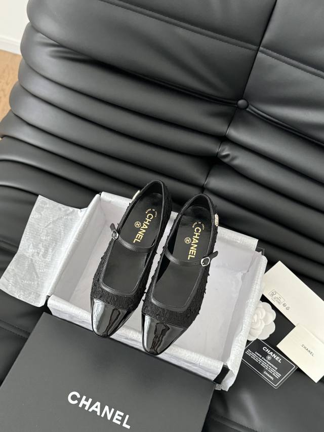 Chanel 24K走秀款玛丽珍单鞋 简约又不失甜美俏皮！ 鞋头经典拼色简约易搭，搭配一字带更加跟脚。 内里羊皮 真皮大底 Size:35-39 其他码数定做