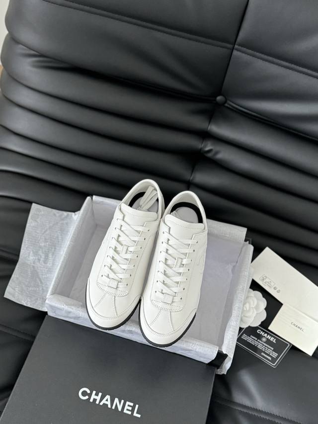 Chanel 24K新款运动休闲鞋 百搭小白鞋 款式搭配不会出错 撞色搭配活力满满啊 侧面注塑logo 上脚很秀气 鞋面原版定制牛皮 原版大底 Size:35-