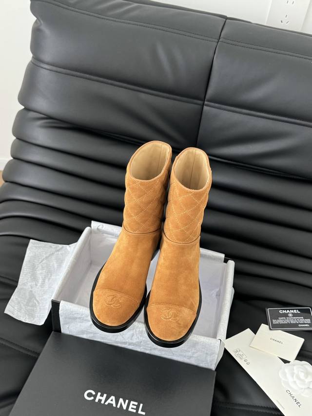 Chanel 小香24K新品菱格短靴 原版1:1复刻 经典中的经典 无论搭配裤装还是裙装都是完美 小圆头的设计很好的修饰脚型 小仙女们必备！ 鞋面采用进口小牛皮