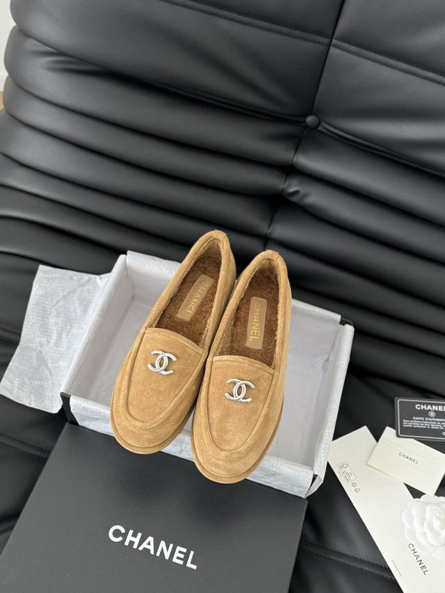 Chanel 24K秋冬新款毛茸茸乐福鞋 泰迪毛毛鞋 很舒服诶 美拉德棕色还是很适合秋冬的～ 鞋面麂皮 内里皮毛一体 真皮大底 Size:35-39 其他码数定