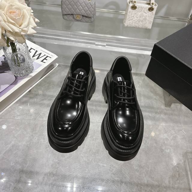Alexander Wang 亚历山大王 24秋冬最新款 Carter 厚底铆钉乐福鞋 光面版 辣妺标配海莉同款亚历山大王厚底鞋绝对是腿精必备神器，低调百搭的黑