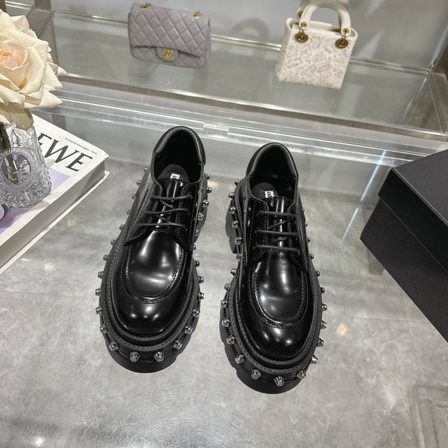 Alexander Wang 亚历山大王 24秋冬最新款 Carter 厚底铆钉乐福鞋 铆钉 辣妺标配海莉同款亚历山大王厚底鞋绝对是腿精必备神器，低调百搭的黑色