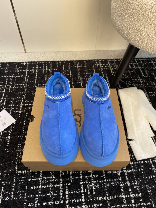 代购级 搭配袜子 Ugg Fw22 New Arrival～ Ugg 秋冬厚底民族风拖鞋新色 说到ugg大家都会想起就死皮毛一体经典款一定不陌生，但是ugg其它