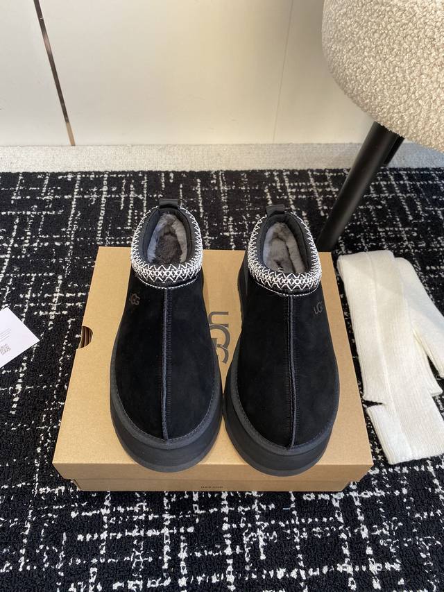 代购级 搭配袜子 Ugg Fw22 New Arrival～ Ugg 秋冬厚底民族风拖鞋新色 说到ugg大家都会想起就死皮毛一体经典款一定不陌生，但是ugg其它