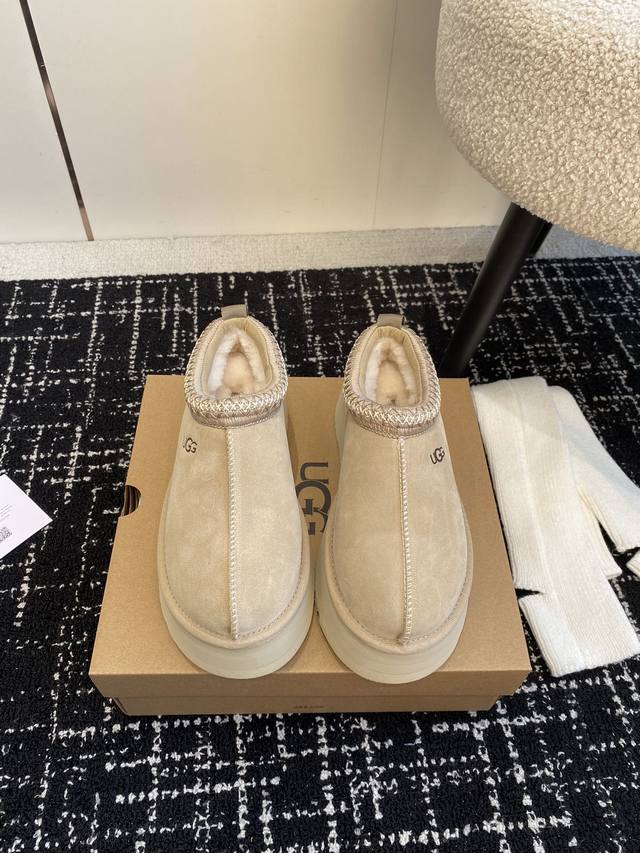 代购级 搭配袜子 Ugg Fw22 New Arrival～ Ugg 秋冬厚底民族风拖鞋新色 说到ugg大家都会想起就死皮毛一体经典款一定不陌生，但是ugg其它