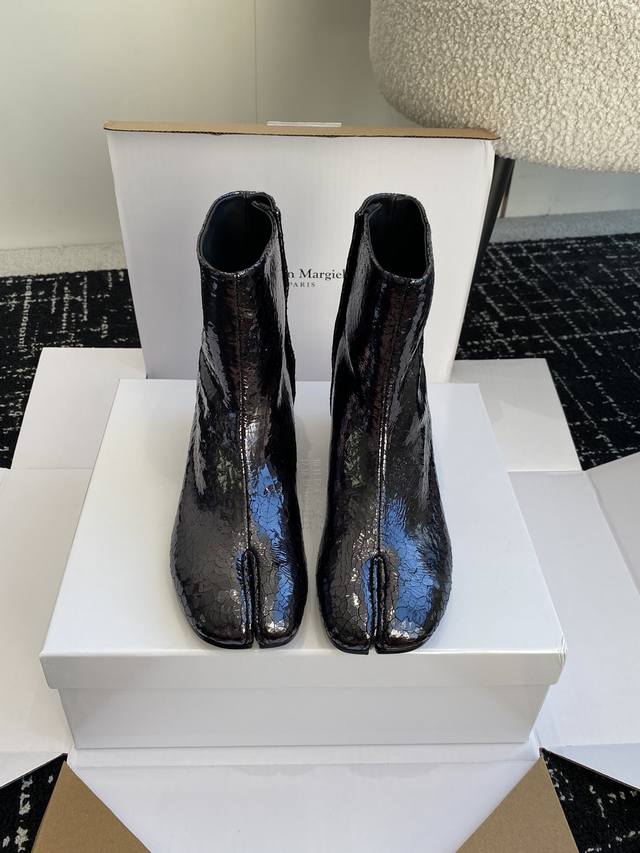 东莞代购级 Maisonmargiela Mm6 马吉拉分趾系列低跟分趾靴 代购同渠道硬货 区分市场low版 原版套楦鞋型很经典，不管是价格还是品质通通秒杀市场