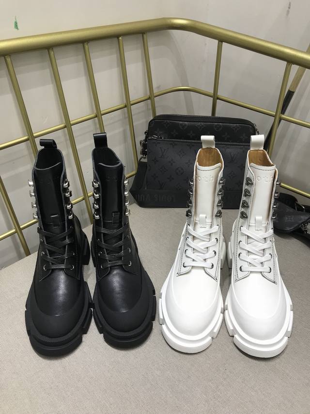 Both Paris 秋冬必备靴子 运用了柔软的牛皮作为鞋身 鞋底运用了both品牌独立研发的橡胶材料 上脚舒适柔软之余容易被切割出干净利落的线条 让整体鞋身散
