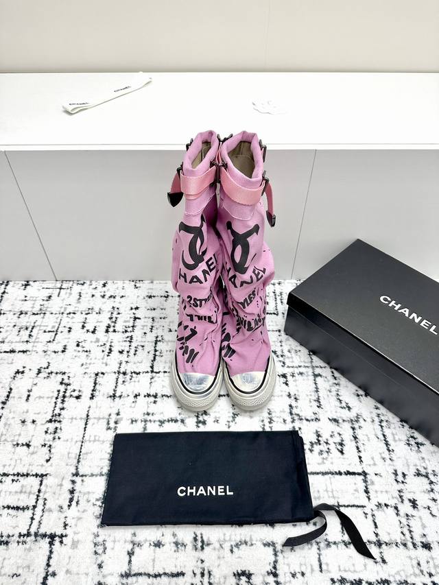 秋冬新款chanel 小香中古风涂鸦帆布靴 一直以来异常的盛行. 这款致敬经典系列！ 上脚超好看～潮人必备时尚单品！ 鞋面：进口zp高密度织法帆布 内里：牛皮