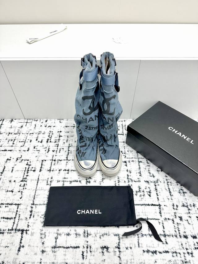 秋冬新款chanel 小香中古风涂鸦帆布靴 一直以来异常的盛行. 这款致敬经典系列！ 上脚超好看～潮人必备时尚单品！ 鞋面：进口zp高密度织法帆布 内里：牛皮