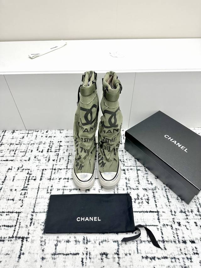 秋冬新款chanel 小香中古风涂鸦帆布靴 一直以来异常的盛行. 这款致敬经典系列！ 上脚超好看～潮人必备时尚单品！ 鞋面：进口zp高密度织法帆布 内里：牛皮