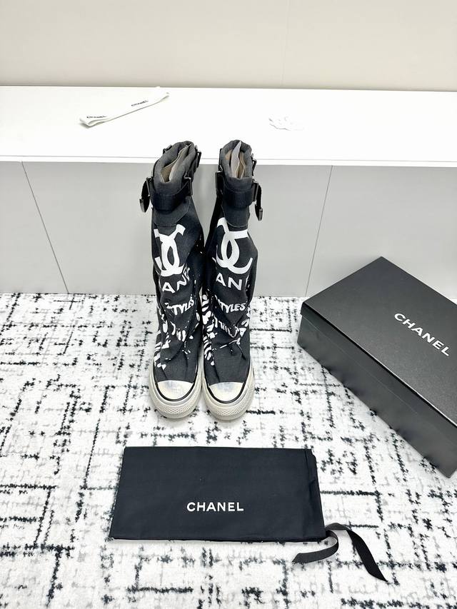 秋冬新款chanel 小香中古风涂鸦帆布靴 一直以来异常的盛行. 这款致敬经典系列！ 上脚超好看～潮人必备时尚单品！ 鞋面：进口zp高密度织法帆布 内里：牛皮