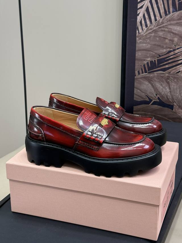 Miu Fw24 New Arrival～ Miu24秋冬厚底金币乐福鞋新品 超级轻盈的脚感，好穿到爆啊 增高效果也是极好，搭配个袜子 怎么穿都好看 鞋面开边珠