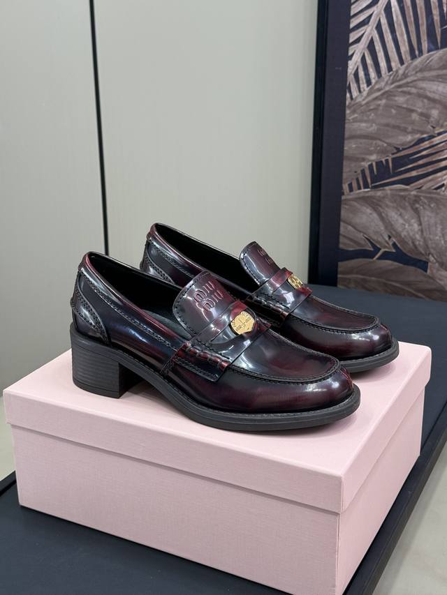 Miu Fw24 New Arrival～ Miumiu终于出了高度非常妥的粗跟金币乐福鞋 之前出的粗跟高度有些高8Cm 今年秋冬这款是5Cm 高度非常合适，而