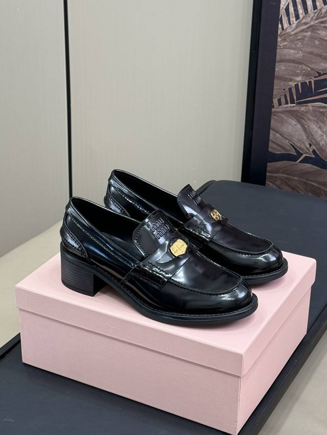 Miu Fw24 New Arrival～ Miumiu终于出了高度非常妥的粗跟金币乐福鞋 之前出的粗跟高度有些高8Cm 今年秋冬这款是5Cm 高度非常合适，而