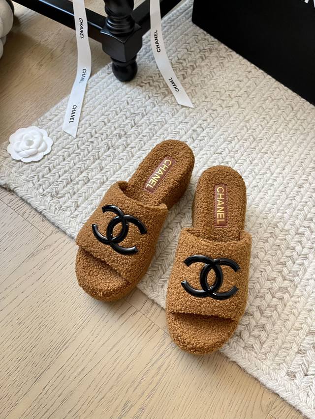 Chanel 24K早秋新款坡跟厚底拖鞋 顶级版本！真羊绒 非市面上的假绒 6Cm 增高显腿长！上脚秒变170 进口羊绒毛 手感细腻柔软丝滑 原版开模橡胶底 码