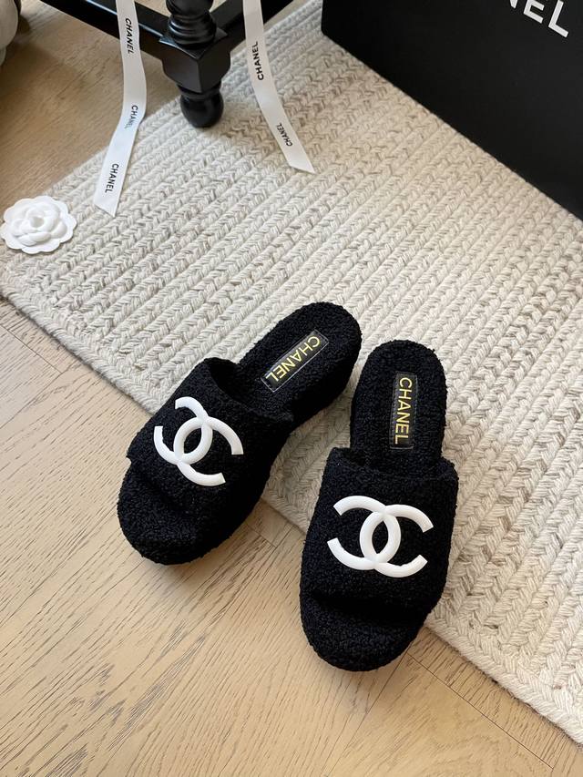 Chanel 24K早秋新款坡跟厚底拖鞋 顶级版本！真羊绒 非市面上的假绒 6Cm 增高显腿长！上脚秒变170 进口羊绒毛 手感细腻柔软丝滑 原版开模橡胶底 码