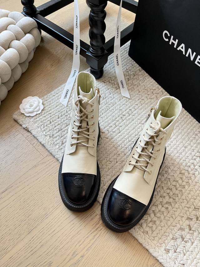 Chanel 24K新款早秋绑带短靴 顶级版本！版型超正 秋冬搭配必备单品 超重工系列！ 鞋面进口小牛皮 内里顶级混种羊皮 原版大底 码数 ：35-41 定制不