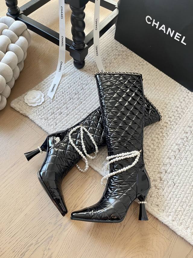 Chanel 24B秋冬新款珍珠菱格链条长靴！ 顶级版本！珍珠链条搭配经典百搭 抢先发售 鞋面小牛漆皮羽绒布 内里垫脚羊皮 原版真皮大底 跟高：8Cm 码数：3