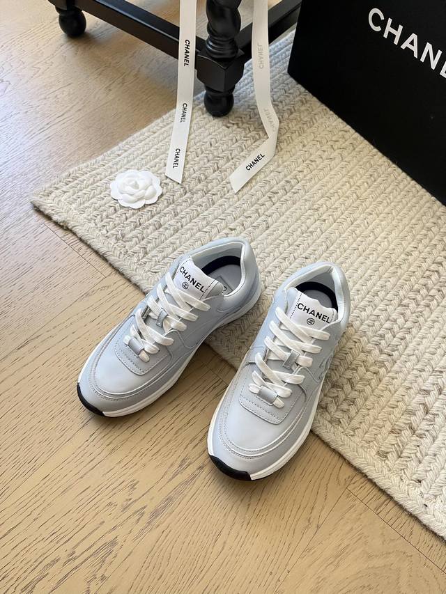 Chanel 24K新款休闲小白鞋 顶级版本！非常轻 运动通勤必备 侧面注塑logo 上脚很秀气 鞋面原版定制牛皮 内里羊皮 原版大底 码数：35-41 定制不