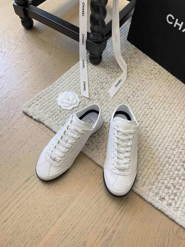 Chanel 24K新款休闲小白鞋 顶级版本！非常轻 运动通勤必备 侧面注塑logo 上脚很秀气 鞋面原版定制牛皮 内里羊皮 原版大底 码数：35-41 定制不