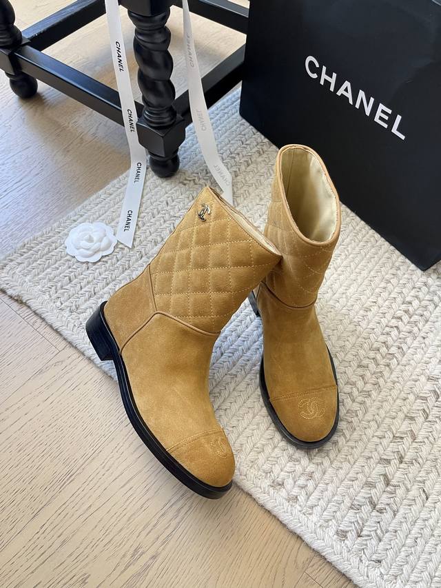 Chanel 24B新款菱格短靴 经典版面！鞋柜常青款顶级版本 鞋面原版进口小牛皮 内里进口混种羊皮 意大利进口牛皮大底 跟高3Cm 码数：35-41 定制不退