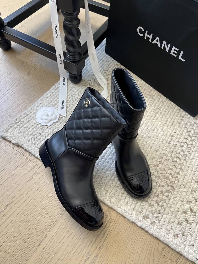 Chanel 24B新款菱格短靴 经典版面！鞋柜常青款顶级版本 鞋面原版进口小牛皮 内里进口混种羊皮 意大利进口牛皮大底 跟高3Cm 码数：35-41 定制不退