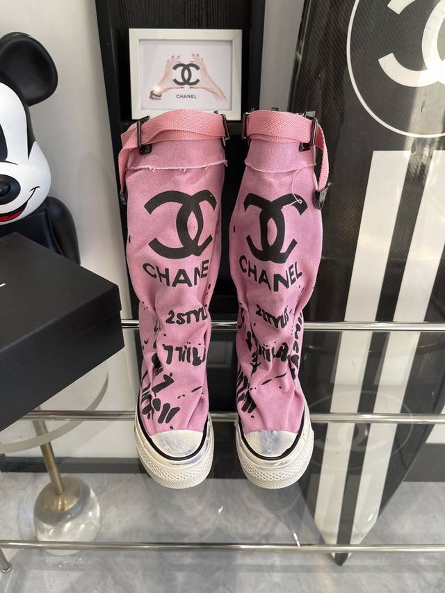 Chanel 24Ss 网红爆款中古 涂鸦帆布鞋 高筒靴 太有范儿了 复古coco女鞋 一直以来异常的盛行. 这款致敬经典系列！ 上脚超好看～潮人必备时尚单品！