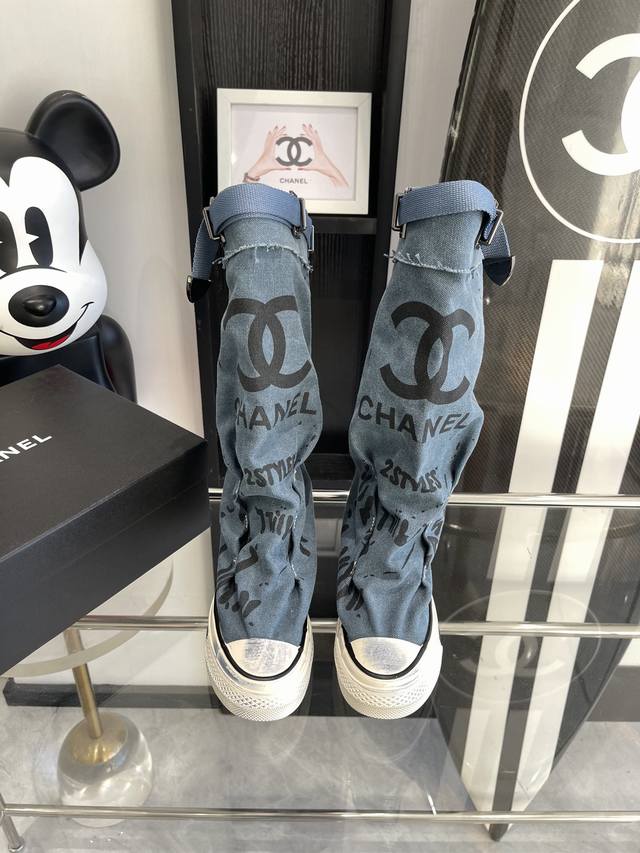 Chanel 24Ss 网红爆款中古 涂鸦帆布鞋 高筒靴 太有范儿了 复古coco女鞋 一直以来异常的盛行. 这款致敬经典系列！ 上脚超好看～潮人必备时尚单品！