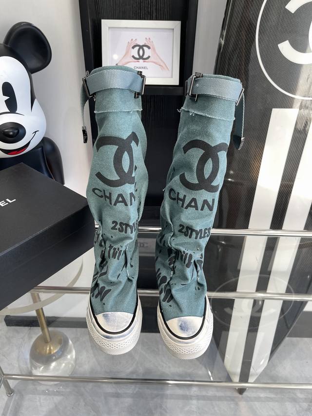 Chanel 24Ss 网红爆款中古 涂鸦帆布鞋 高筒靴 太有范儿了 复古coco女鞋 一直以来异常的盛行. 这款致敬经典系列！ 上脚超好看～潮人必备时尚单品！