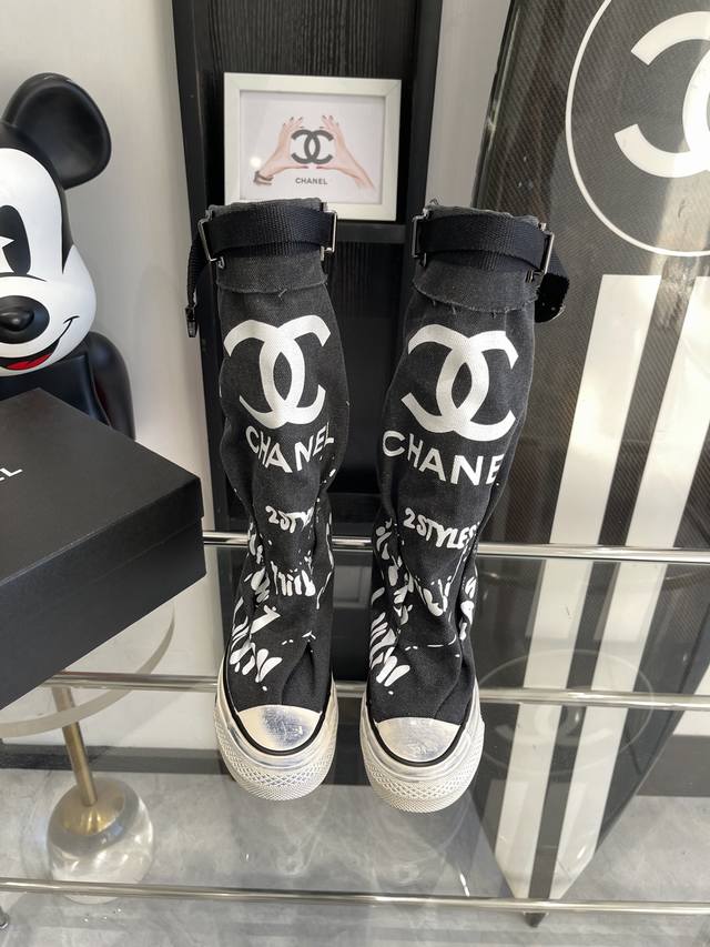 Chanel 24Ss 网红爆款中古 涂鸦帆布鞋 高筒靴 太有范儿了 复古coco女鞋 一直以来异常的盛行. 这款致敬经典系列！ 上脚超好看～潮人必备时尚单品！