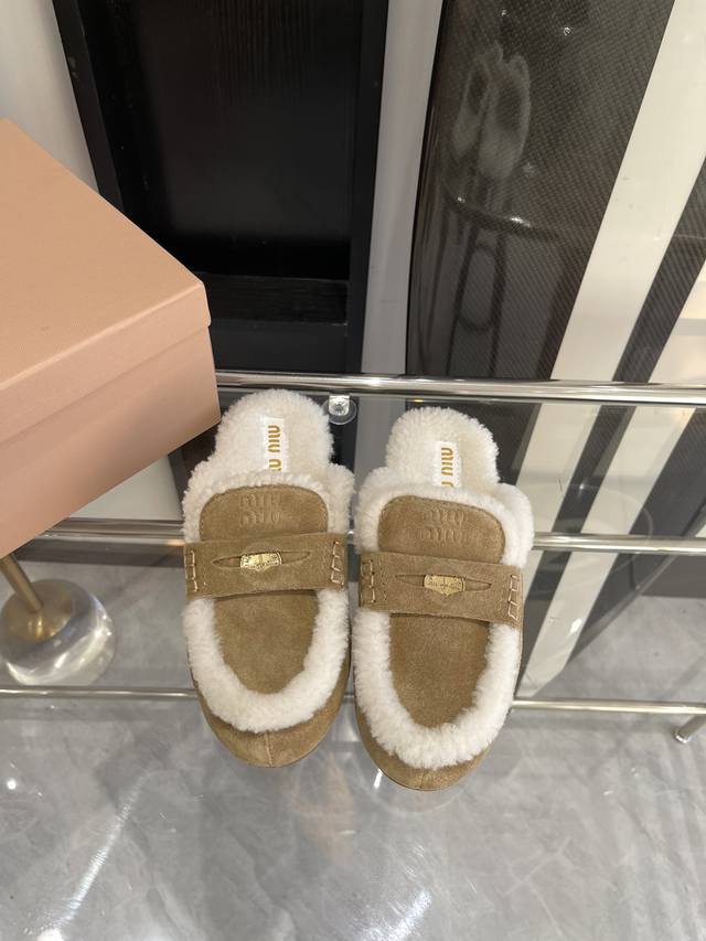Miu Miu 缪缪24Ss 秋冬新款棉鞋毛毛拖 来自miu Miu系列的细节特写 新季的潮流要素 与此刻挚爱的概念，多元对撞，传达现代风格~ 怎么穿都好看今夏