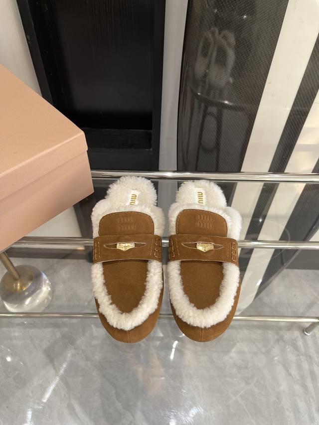 Miu Miu 缪缪24Ss 秋冬新款棉鞋毛毛拖 来自miu Miu系列的细节特写 新季的潮流要素 与此刻挚爱的概念，多元对撞，传达现代风格~ 怎么穿都好看今夏