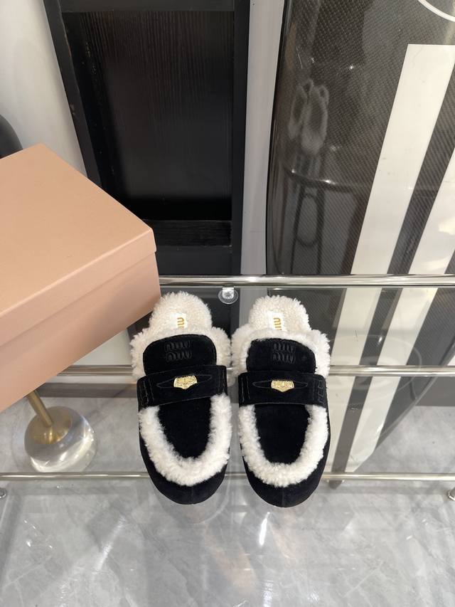 Miu Miu 缪缪24Ss 秋冬新款棉鞋毛毛拖 来自miu Miu系列的细节特写 新季的潮流要素 与此刻挚爱的概念，多元对撞，传达现代风格~ 怎么穿都好看今夏