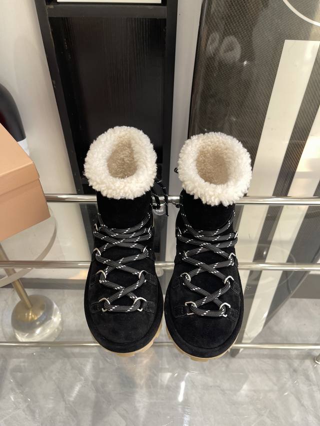 Miu Miu 24Ss秋冬走秀新款雪地靴 今年最值得入手的靴子 没有之一 各大网红明星上脚 Miumiu今年 秋冬限定款 ，专柜非常难买 看着很硬的样子 其实