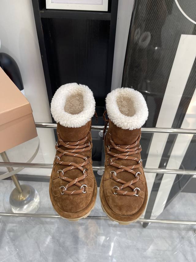 Miu Miu 24Ss秋冬走秀新款雪地靴 今年最值得入手的靴子 没有之一 各大网红明星上脚 Miumiu今年 秋冬限定款 ，专柜非常难买 看着很硬的样子 其实