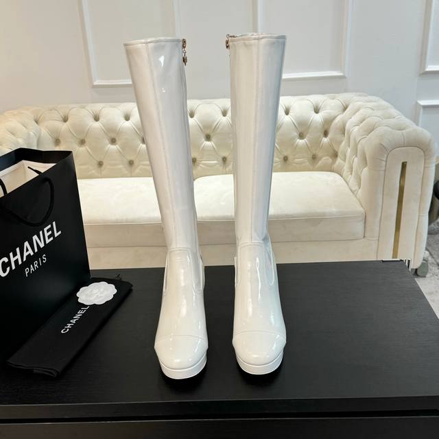 Chanel｜小香秋冬经典款弹力靴 全网最好穿的一款靴子 脚感很舒适 皮质超级柔软 尤其颜色主打秋冬它的出现就是焦点， 秋冬衣橱中任意场合都适用百搭单品！ 鞋面