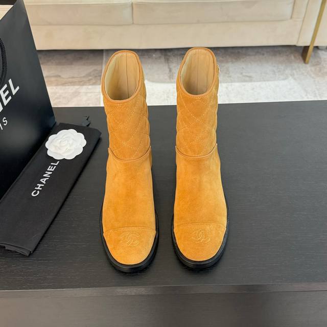Chane* ｜小香24B秋冬新品 菱格拼色短靴 永恒的经典 鞋柜里常青的系列单品 一般碰到这个类型的靴子可以多入哦～ 具有名媛气质 又带着一丝不经意的小复古