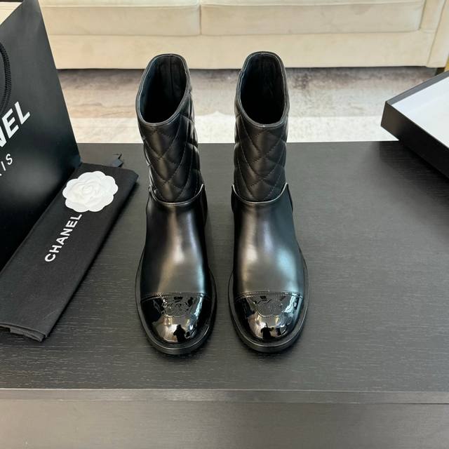Chane* ｜小香24B秋冬新品 菱格拼色短靴 永恒的经典 鞋柜里常青的系列单品 一般碰到这个类型的靴子可以多入哦～ 具有名媛气质 又带着一丝不经意的小复古