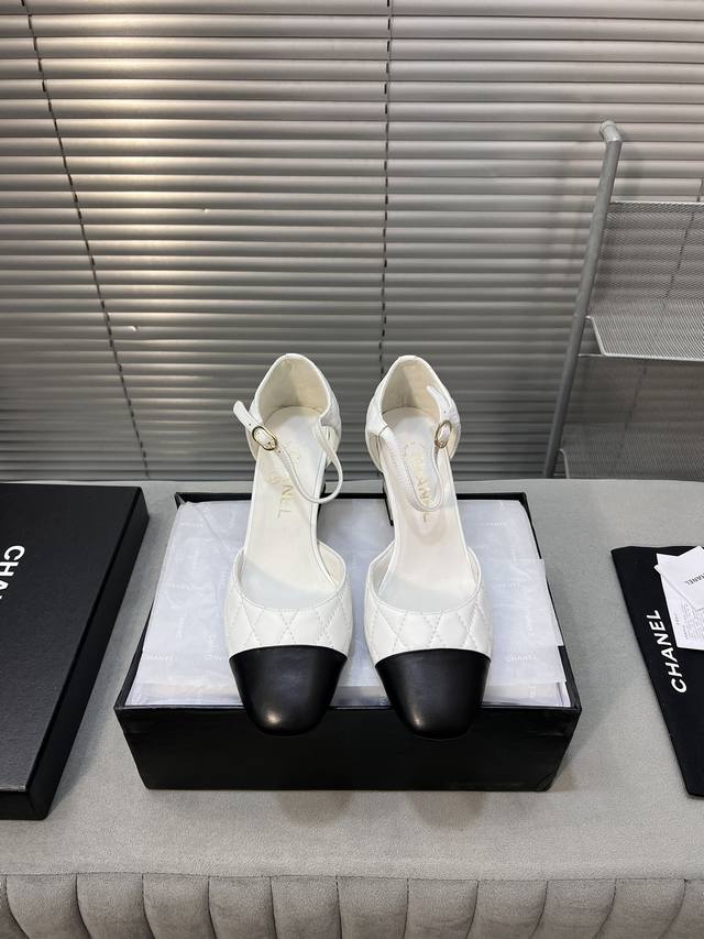 Chanel香奈儿新款中空跟鞋 面料：羊皮 内里垫脚：羊皮 真皮大底 码数：35-41 40，41定做