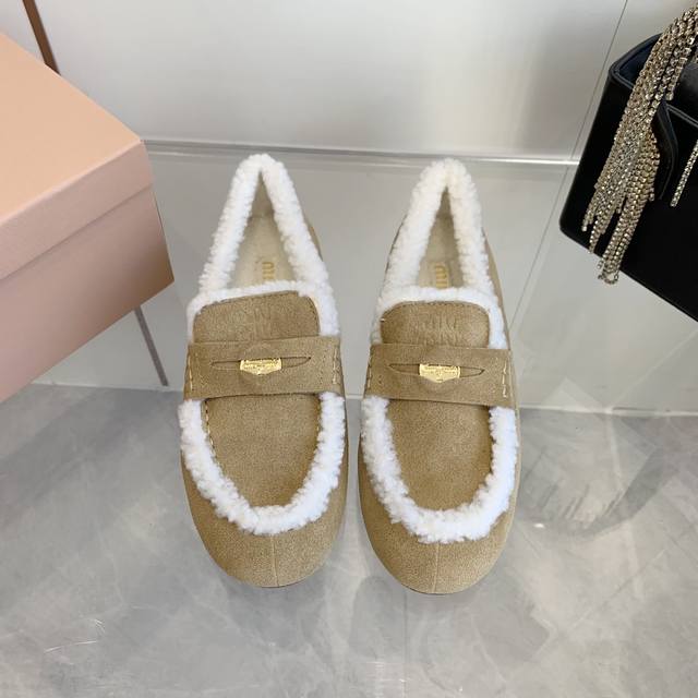 出厂价 Miumiu 毛鞋 Miumiu缪缪 最新款 平底毛毛豆豆鞋 走秀新款复古时尚 简约高级 随意搭配 上脚非常舒适，超级重工 鞋面原版牛反绒 内里羊毛 原