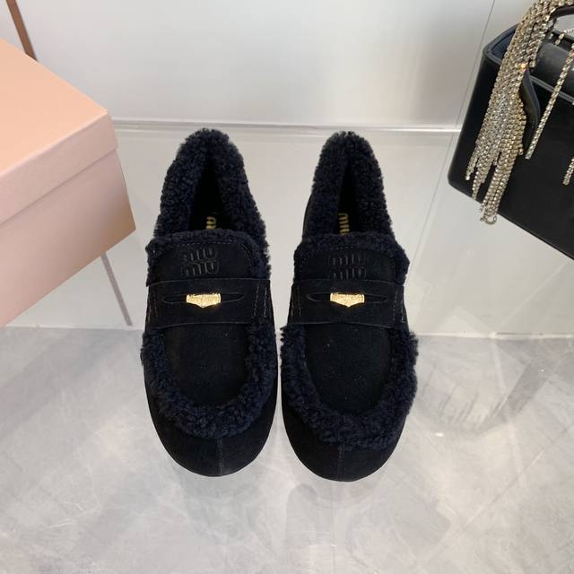出厂价 Miumiu 毛鞋 Miumiu缪缪 最新款 平底毛毛豆豆鞋 走秀新款复古时尚 简约高级 随意搭配 上脚非常舒适，超级重工 鞋面原版牛反绒 内里羊毛 原