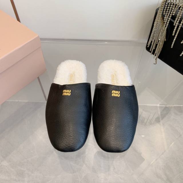 出厂价 Miumiu 秋夏系列穆勒鞋拖鞋包头小羊毛半拖zp开发 原版拆卸 对版拖鞋秒杀市面版本 Miu真的太少女啦 超级柔软舒服的脚感 材料：进口羊毛 原版橡胶