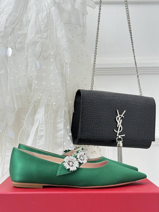 厂价 Roger Vivier｜Rv经典 尖头水钻玛丽珍高跟鞋 原版定制鞋楦 版型超正 超显气质 真是越看越上头那种 什么神仙鞋也太美了吧！ 完全仙女下凡闪闪亮