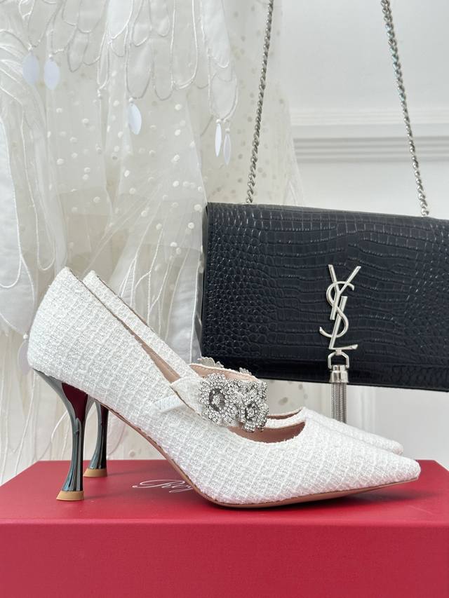 厂价 Roger Vivier｜Rv经典 尖头水钻玛丽珍高跟鞋 原版定制鞋楦 版型超正 超显气质 真是越看越上头那种 什么神仙鞋也太美了吧！ 完全仙女下凡闪闪亮