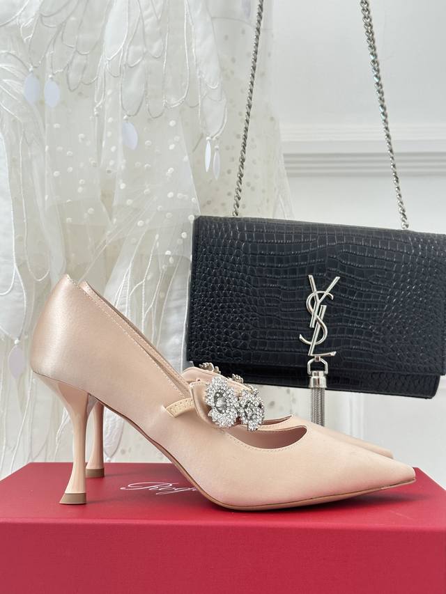 厂价 Roger Vivier｜Rv经典 尖头水钻玛丽珍高跟鞋 原版定制鞋楦 版型超正 超显气质 真是越看越上头那种 什么神仙鞋也太美了吧！ 完全仙女下凡闪闪亮