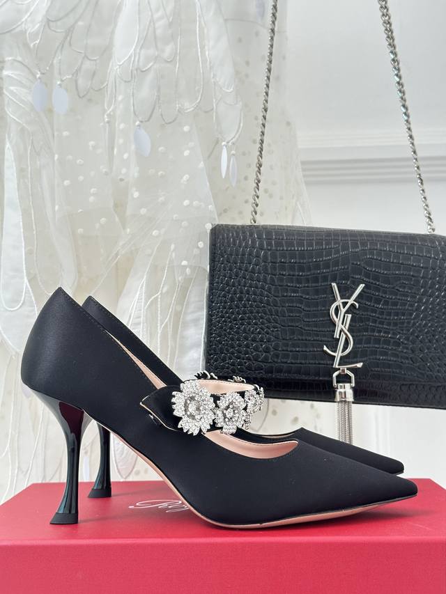 厂价 Roger Vivier｜Rv经典 尖头水钻玛丽珍高跟鞋 原版定制鞋楦 版型超正 超显气质 真是越看越上头那种 什么神仙鞋也太美了吧！ 完全仙女下凡闪闪亮
