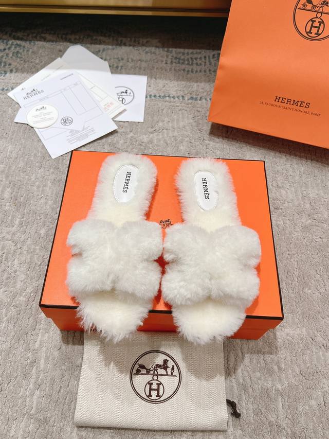 经典二舅毛拖 澳洲进口羊羔毛魔术贴爆款跑量拖. 顶级代购品质独家原版定制 精致的油边工艺%脚感舒适越穿越好看！ 原版皮毛一体羊毛材质+原版真皮底 日常通勤逛街都