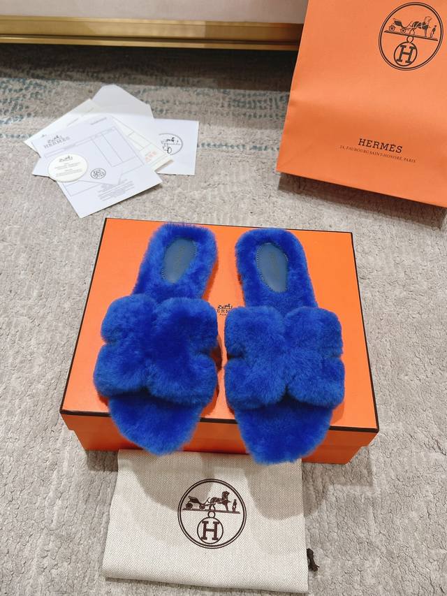 经典二舅毛拖 澳洲进口羊羔毛魔术贴爆款跑量拖. 顶级代购品质独家原版定制 精致的油边工艺%脚感舒适越穿越好看！ 原版皮毛一体羊毛材质+原版真皮底 日常通勤逛街都