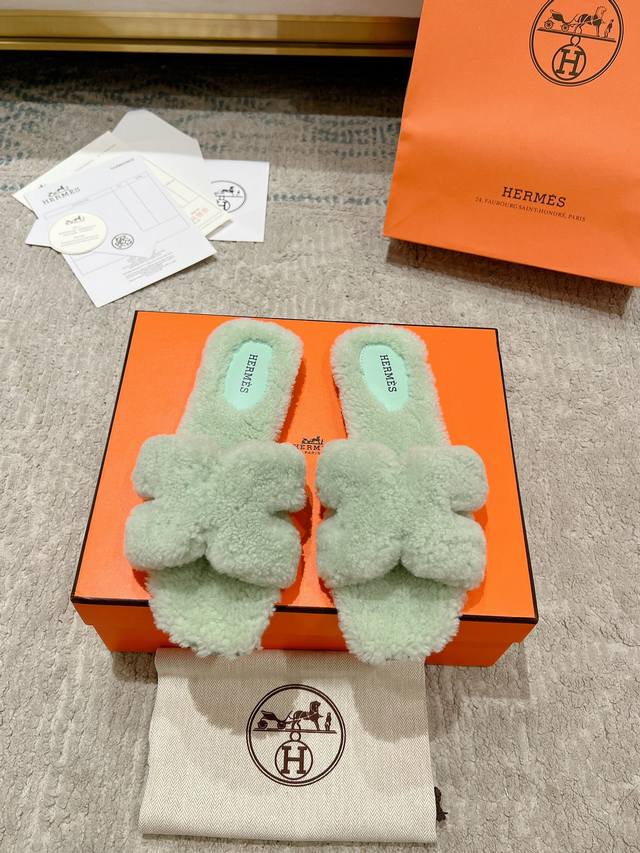 经典二舅毛拖 澳洲进口羊羔毛魔术贴爆款跑量拖. 顶级代购品质独家原版定制 精致的油边工艺%脚感舒适越穿越好看！ 原版皮毛一体羊毛材质+原版真皮底 日常通勤逛街都